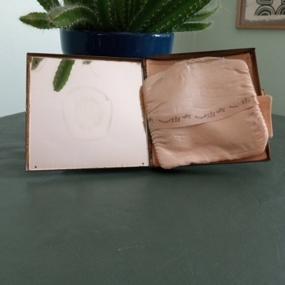 Fifth Rex Avenue Vintage Filigree Compact w/ Mirror Square Gold Tone w/ Orignal - Picture 3 of 10